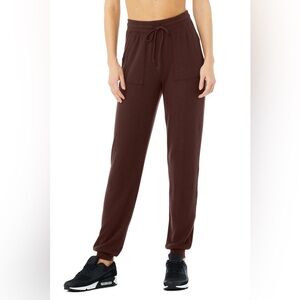 Alo yoga soho sweatpant in cherry cola color, size small